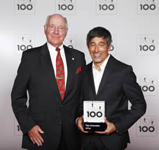 TOP 100-Auszeichnung übergeben durch den Top 100 Mentor und Fernsehmoderator Ranga Yogeshwar an den Vertreter der PM-International AG und Vorsitzenden des PM-Aufsichtsrats, Dr. Heribert Wiedenhues (Links)